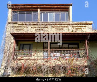 Tel Aviv, Israel - Dezember 2022: Malerischer Balkon im Stadtteil Neve Tzedek Stockfoto