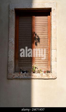 Halb sonniges Schattenfenster im Viertel Neve Tzedek in Tel Aviv Stockfoto