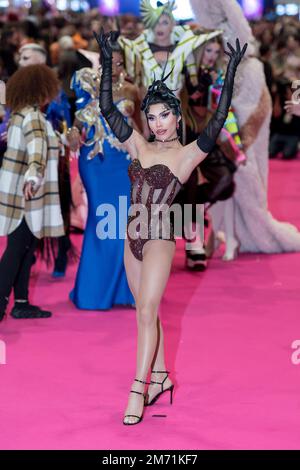 London, Großbritannien. 06. Januar 2023. LONDON, VEREINIGTES KÖNIGREICH - 06. JANUAR 2023 06: Eine Drag Queen besucht den Queen's Walk während der Eröffnung der RuPaul's DragCon UK 2023, präsentiert von World of Wonder auf der Excel London vom 6-8. Januar 2023 in London, Vereinigtes Königreich. (Foto: Wiktor Szymanowicz/NurPhoto) Kredit: NurPhoto SRL/Alamy Live News Stockfoto