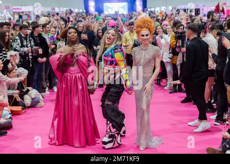 London, Großbritannien. 06. Januar 2023. LONDON, VEREINIGTES KÖNIGREICH - 06. JANUAR 2023 06: Drag Queens besuchen den Queen's Walk während der Eröffnung der RuPaul's DragCon UK 2023, präsentiert von World of Wonder auf der Excel London vom 6-8. Januar 2023 in London, Vereinigtes Königreich. (Foto: Wiktor Szymanowicz/NurPhoto) Kredit: NurPhoto SRL/Alamy Live News Stockfoto