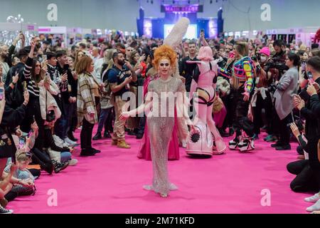London, Großbritannien. 06. Januar 2023. LONDON, VEREINIGTES KÖNIGREICH - 06. JANUAR 2023 06: Eine Drag Queen besucht den Queen's Walk während der Eröffnung der RuPaul's DragCon UK 2023, präsentiert von World of Wonder auf der Excel London vom 6-8. Januar 2023 in London, Vereinigtes Königreich. (Foto: Wiktor Szymanowicz/NurPhoto) Kredit: NurPhoto SRL/Alamy Live News Stockfoto