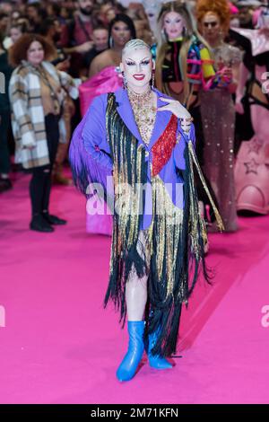 London, Großbritannien. 06. Januar 2023. LONDON, VEREINIGTES KÖNIGREICH - 06. JANUAR 2023 06: Eine Drag Queen besucht den Queen's Walk während der Eröffnung der RuPaul's DragCon UK 2023, präsentiert von World of Wonder auf der Excel London vom 6-8. Januar 2023 in London, Vereinigtes Königreich. (Foto: Wiktor Szymanowicz/NurPhoto) Kredit: NurPhoto SRL/Alamy Live News Stockfoto
