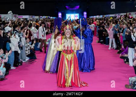 London, Großbritannien. 06. Januar 2023. LONDON, VEREINIGTES KÖNIGREICH - 06. JANUAR 2023 06: Eine Drag Queen besucht den Queen's Walk während der Eröffnung der RuPaul's DragCon UK 2023, präsentiert von World of Wonder auf der Excel London vom 6-8. Januar 2023 in London, Vereinigtes Königreich. (Foto: Wiktor Szymanowicz/NurPhoto) Kredit: NurPhoto SRL/Alamy Live News Stockfoto