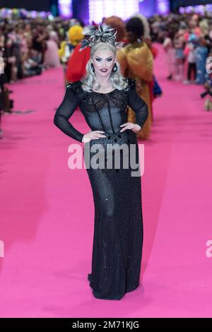 London, Großbritannien. 06. Januar 2023. LONDON, VEREINIGTES KÖNIGREICH - 06. JANUAR 2023 06: Eine Drag Queen besucht den Queen's Walk während der Eröffnung der RuPaul's DragCon UK 2023, präsentiert von World of Wonder auf der Excel London vom 6-8. Januar 2023 in London, Vereinigtes Königreich. (Foto: Wiktor Szymanowicz/NurPhoto) Kredit: NurPhoto SRL/Alamy Live News Stockfoto