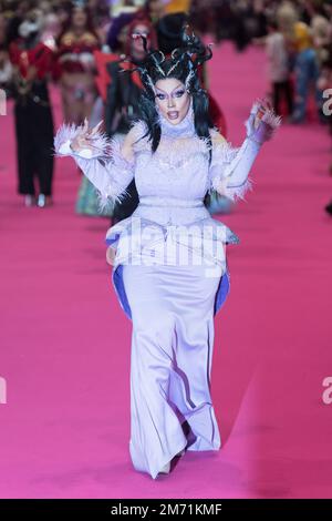 London, Großbritannien. 06. Januar 2023. LONDON, VEREINIGTES KÖNIGREICH - 06. JANUAR 2023 06: Eine Drag Queen besucht den Queen's Walk während der Eröffnung der RuPaul's DragCon UK 2023, präsentiert von World of Wonder auf der Excel London vom 6-8. Januar 2023 in London, Vereinigtes Königreich. (Foto: Wiktor Szymanowicz/NurPhoto) Kredit: NurPhoto SRL/Alamy Live News Stockfoto