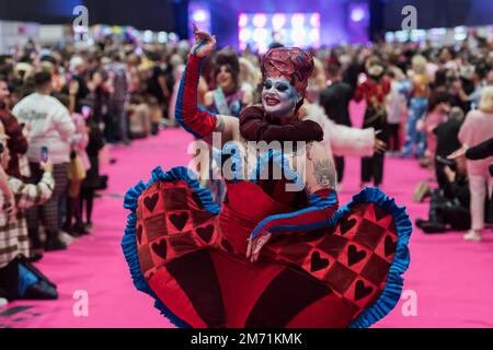 London, Großbritannien. 06. Januar 2023. LONDON, VEREINIGTES KÖNIGREICH - 06. JANUAR 2023 06: Eine Drag Queen besucht den Queen's Walk während der Eröffnung der RuPaul's DragCon UK 2023, präsentiert von World of Wonder auf der Excel London vom 6-8. Januar 2023 in London, Vereinigtes Königreich. (Foto: Wiktor Szymanowicz/NurPhoto) Kredit: NurPhoto SRL/Alamy Live News Stockfoto