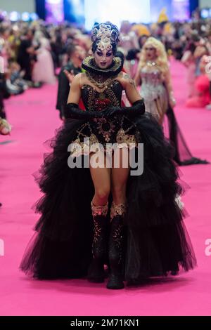 London, Großbritannien. 06. Januar 2023. LONDON, VEREINIGTES KÖNIGREICH - 06. JANUAR 2023 06: Eine Drag Queen besucht den Queen's Walk während der Eröffnung der RuPaul's DragCon UK 2023, präsentiert von World of Wonder auf der Excel London vom 6-8. Januar 2023 in London, Vereinigtes Königreich. (Foto: Wiktor Szymanowicz/NurPhoto) Kredit: NurPhoto SRL/Alamy Live News Stockfoto