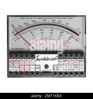 MAILAND, ITALIEN - CIRCA NOVEMBER 2022: ANALOGES ICE 680-G-MULTIMETER Stockfoto