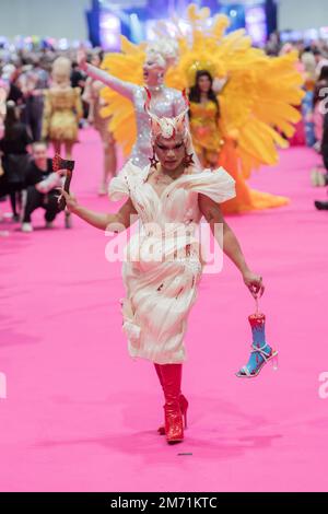 London, Großbritannien. 06. Januar 2023. LONDON, VEREINIGTES KÖNIGREICH - 06. JANUAR 2023 06: Eine Drag Queen besucht den Queen's Walk während der Eröffnung der RuPaul's DragCon UK 2023, präsentiert von World of Wonder auf der Excel London vom 6-8. Januar 2023 in London, Vereinigtes Königreich. (Foto: Wiktor Szymanowicz/NurPhoto) Kredit: NurPhoto SRL/Alamy Live News Stockfoto