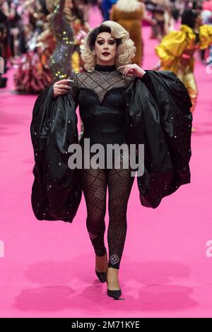 London, Großbritannien. 06. Januar 2023. LONDON, VEREINIGTES KÖNIGREICH - 06. JANUAR 2023 06: Eine Drag Queen besucht den Queen's Walk während der Eröffnung der RuPaul's DragCon UK 2023, präsentiert von World of Wonder auf der Excel London vom 6-8. Januar 2023 in London, Vereinigtes Königreich. (Foto: Wiktor Szymanowicz/NurPhoto) Kredit: NurPhoto SRL/Alamy Live News Stockfoto