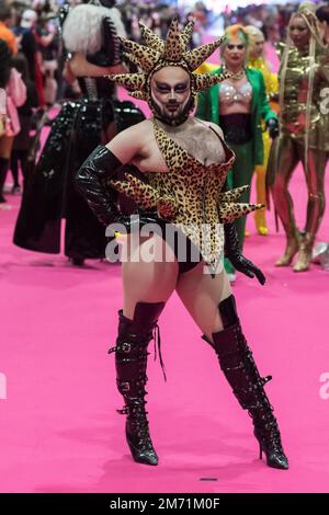 London, Großbritannien. 06. Januar 2023. LONDON, VEREINIGTES KÖNIGREICH - 06. JANUAR 2023 06: Eine Drag Queen besucht den Queen's Walk während der Eröffnung der RuPaul's DragCon UK 2023, präsentiert von World of Wonder auf der Excel London vom 6-8. Januar 2023 in London, Vereinigtes Königreich. (Foto: Wiktor Szymanowicz/NurPhoto) Kredit: NurPhoto SRL/Alamy Live News Stockfoto