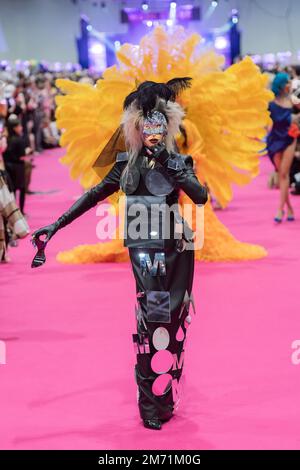 London, Großbritannien. 06. Januar 2023. LONDON, VEREINIGTES KÖNIGREICH - 06. JANUAR 2023 06: Eine Drag Queen besucht den Queen's Walk während der Eröffnung der RuPaul's DragCon UK 2023, präsentiert von World of Wonder auf der Excel London vom 6-8. Januar 2023 in London, Vereinigtes Königreich. (Foto: Wiktor Szymanowicz/NurPhoto) Kredit: NurPhoto SRL/Alamy Live News Stockfoto