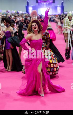 London, Großbritannien. 06. Januar 2023. LONDON, VEREINIGTES KÖNIGREICH - 06. JANUAR 2023 06: Eine Drag Queen besucht den Queen's Walk während der Eröffnung der RuPaul's DragCon UK 2023, präsentiert von World of Wonder auf der Excel London vom 6-8. Januar 2023 in London, Vereinigtes Königreich. (Foto: Wiktor Szymanowicz/NurPhoto) Kredit: NurPhoto SRL/Alamy Live News Stockfoto