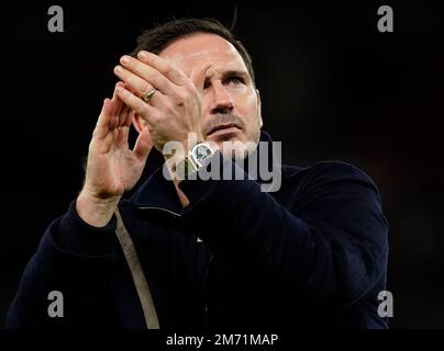 Manchester, England, 6. Januar 2023. Frank Lampard Manager von Everton begrüßt die Fans während des FA Cup-Spiels in Old Trafford, Manchester. Der Bildausdruck sollte lauten: Andrew Yates/Sportimage Credit: Sportimage/Alamy Live News Stockfoto