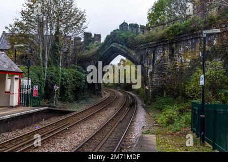 Conwy, die Eisenbahn fährt durch den Bogen in der Stadtmauer. Teil des UNESCO-Weltkulturerbes, Wales, Großbritannien, Landschaft. Stockfoto