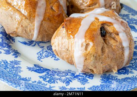 Hausgemachte traditionelle warme Brötchen mit Obst und Rosinen. Stockfoto