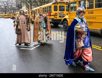 New York, USA. 6. Januar 2023. Teilnehmer, die als die 3 Weisen gekleidet sind, kommen während der 46. Jährlichen Three Kings Day Parade, die vom El Museo del Barrio organisiert wird, in East Harlem an. Die traditionelle spanische Feier fand erstmals seit Beginn der Coronavirus-Pandemie (COVID-19) persönlich statt. Das Thema für dieses Jahr war: „Entre Familia: Mental Health & Wellness of our Communities“ mit Schwerpunkt auf der Bedeutung von psychischer Gesundheit und Wellness. Kredit: Enrique Shore/Alamy Live News Stockfoto