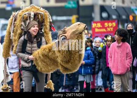 New York, USA. 6. Januar 2023. Eine Teilnehmerin in einem Kamelkostüm hat Spaß, wenn sie während der 46. Jährlichen Three Kings Day Parade, die vom El Museo del Barrio organisiert wird, durch die Straßen von East Harlem marschiert. Die traditionelle spanische Feier fand erstmals seit Beginn der Coronavirus-Pandemie (COVID-19) persönlich statt. Das Thema für dieses Jahr war: „Entre Familia: Mental Health & Wellness of our Communities“ mit Schwerpunkt auf der Bedeutung von psychischer Gesundheit und Wellness. Kredit: Enrique Shore/Alamy Live News Stockfoto