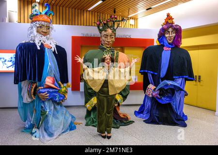 New York, USA. 6. Januar 2023. Eine Frau posiert mit Riesenfiguren der 3 Weisen El Museo del Barrio vor der alljährlichen 3-Könige-Parade 46. Die traditionelle spanische Feier fand erstmals seit Beginn der Coronavirus-Pandemie (COVID-19) persönlich statt. Das Thema für dieses Jahr war: „Entre Familia: Mental Health & Wellness of our Communities“ mit Schwerpunkt auf der Bedeutung von psychischer Gesundheit und Wellness. Kredit: Enrique Shore/Alamy Live News Stockfoto