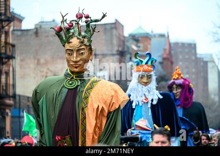 New York, USA. 6. Januar 2023. Riesenfiguren der 3 Weisen marschieren entlang der Straßen von East Harlem während der 46. Jährlichen Three Kings Day Parade, organisiert vom El Museo del Barrio. Die traditionelle spanische Feier fand erstmals seit Beginn der Coronavirus-Pandemie (COVID-19) persönlich statt. Das Thema für dieses Jahr war: „Entre Familia: Mental Health & Wellness of our Communities“ mit Schwerpunkt auf der Bedeutung von psychischer Gesundheit und Wellness. Kredit: Enrique Shore/Alamy Live News Stockfoto