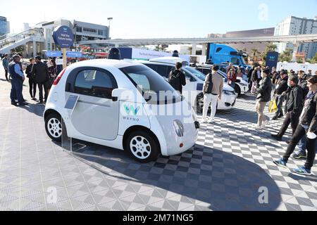 Las Vegas, Usa. 06. Januar 2023. Ein Blick auf eine Sammlung WAYMO-fähiger Fahrzeuge, die auf der International CES 2023 im Venetian Convention Center in Las Vegas, Nevada, am Freitag, den 6. Januar 2023 ausgestellt wurden. Waymo, früher als Google Self-Driving Car Project bekannt, ist ein amerikanisches Autonomous Driving Technology-Unternehmen mit Sitz in Mountain View, Kalifornien. Foto: James Atoa/UPI Credit: UPI/Alamy Live News Stockfoto