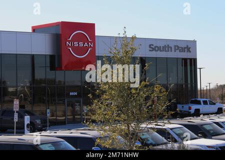 San Antonio, USA. 05. Januar 2023. Außenansicht des South Park Nissan in San Antonio, Texas, USA, am 5. Januar 2023. Laut S&P Global Mobility wird der weltweite Neuwagenumsatz im Jahr 2023 voraussichtlich fast 83,6 Millionen Einheiten erreichen. (Foto: Carlos Kosienski/Sipa USA) Guthaben: SIPA USA/Alamy Live News Stockfoto