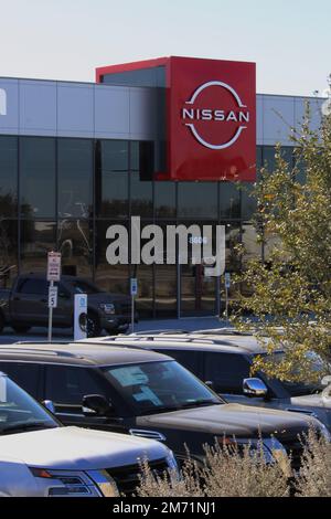 San Antonio, USA. 05. Januar 2023. Außenansicht des South Park Nissan in San Antonio, Texas, USA, am 5. Januar 2023. Laut S&P Global Mobility wird der weltweite Neuwagenumsatz im Jahr 2023 voraussichtlich fast 83,6 Millionen Einheiten erreichen. (Foto: Carlos Kosienski/Sipa USA) Guthaben: SIPA USA/Alamy Live News Stockfoto