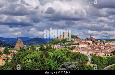 Le Puy en Velay: Blick auf die Kirche Saint-Michel d'Aiguilhe, Statue und Kathedrale Notre Dame in Le Puy, Haute-Loire, Auvergne, Frankreich Stockfoto