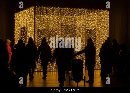 Helsinki, Finnland. 4. Januar 2023. Während des Lichtfestivals Lux Helsinki am 4. Januar 2023 in Helsinki, Finnland, wird eine Lichtshow veranstaltet. Kredit: Matti Matikainen/Xinhua/Alamy Live News Stockfoto