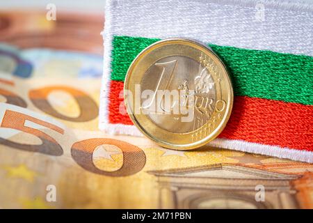 Bulgarische Flagge und Euro-Banknoten. Das Konzept des Beitritts Bulgariens zur Eurozone, die Einführung der einheitlichen europäischen Währung Stockfoto