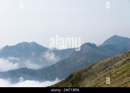 Mount Snowdon - Yr Wyddfa und Crib Goch von Glyderau aus gesehen - Snowdonia, Wales Stockfoto