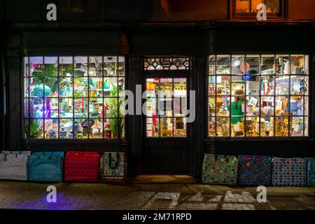 Souvenirladen am Abend mit Weihnachtsdekorationen in Saffron Walden Stockfoto