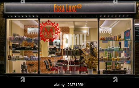 Beleuchtete Friseurläden am Fenster bei Nacht in Saffron Walden Stockfoto