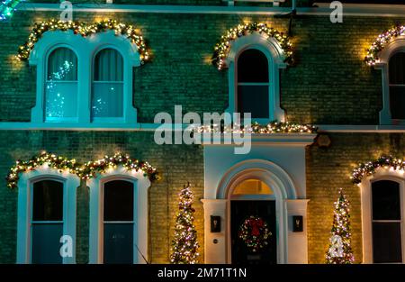 Weihnachtsdekorationen an einem Haus mit gewölbten Fenstern in Saffron Walden Stockfoto