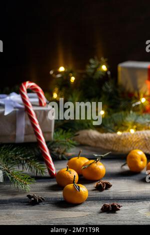 Silvester, Weihnachtsatmosphäre. Das Konzept der Winterferien. Gemütliche, entspannte, magische Atmosphäre im Haus. Stockfoto