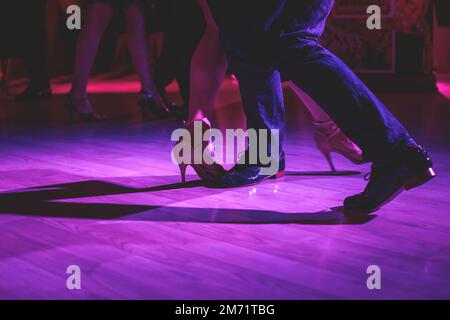 Tanzende Schuhe eines Paares, Paare tanzen traditionellen lateinamerikanischen tanz Milonga im Ballsaal, Tango Salsa Bachata Kizomba Lektion, Festival o Stockfoto