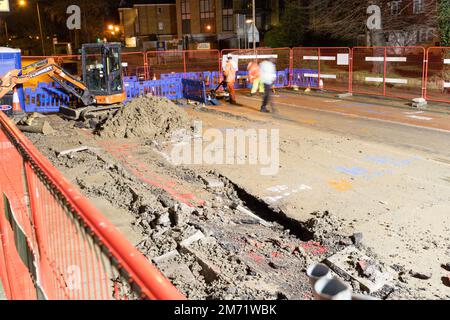 London UK. 6. Januar 2023 Eltham Road beschädigt durch ein großes 23' geplatztes Rohr an der A20 in Greenwich, bleibt die Straße in beiden Richtungen dicht an den Verkehr mit Umleitung, bis die Leitung vollständig repariert und die Straße für den Verkehr im Südosten Londons, Großbritannien, freigegeben ist. Kredit: Glosszoom/Alamy Live News Stockfoto