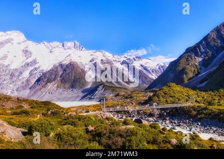 Hängebrücke über das Hooker-Tal in den Alpen Neuseelands auf einem Wanderweg zum Mt Cook. Stockfoto