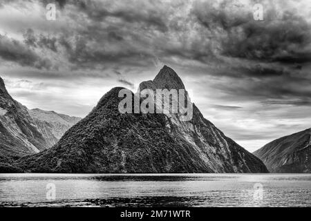 Dramatischer schwarz-weißer Mitre Peak Rock Mountain im Milford Sound fjordland von Neuseeland - malerische Naturlandschaft vom Boot aus. Stockfoto