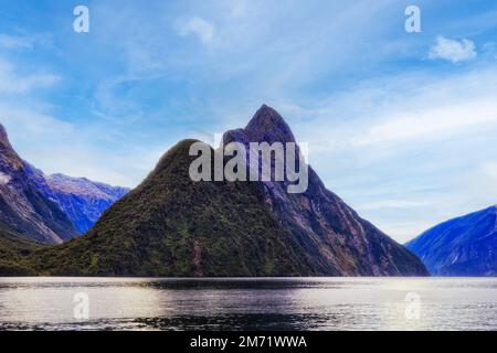 Mitre Rock Mountain im Milford Sound fiordland von Neuseeland - malerische Naturlandschaft vom Boot aus. Stockfoto