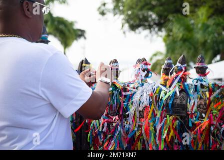 Salvador, Bahia, Brasilien - 06. Januar 2023: Katholischer Mann legt während der Messe ein Band auf das Geländer der Kirche Senhor do Bonfim. Stadt Salvador, Bahia Stockfoto