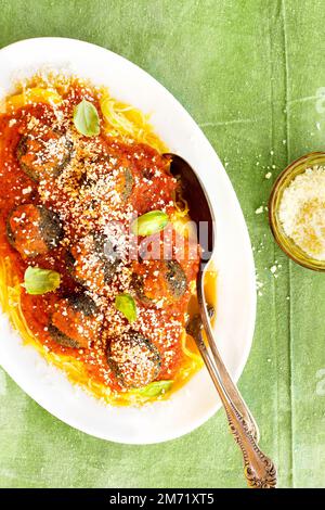 Spaghetti-Squash mit hausgemachtem Marinara und Linsenfleischbällchen Stockfoto