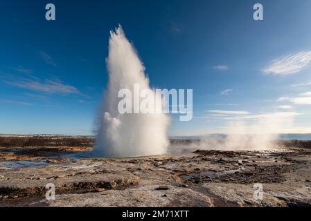 Schöner Ausbruch des Strokkur Geysirs, weniger bekannt, aber aktiver als der berühmtere Geysir, Haukadalur-Tal, Golden Circle Route, Island Stockfoto