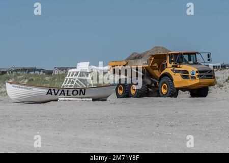 Avalon, New Jersey, 6. Juni 2022: Großer Müllwagen ersetzt Sand am Avalon Beach. Stockfoto