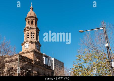 Adelaide, Südaustralien - 23. August 2019: Rathaus von Adelaide mit Uhrenturm an einem Tag von der King William Street aus gesehen Stockfoto