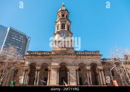 Adelaide, Südaustralien - 23. August 2019: Rathaus von Adelaide mit Uhrenturm an einem Tag von der King William Street aus gesehen Stockfoto