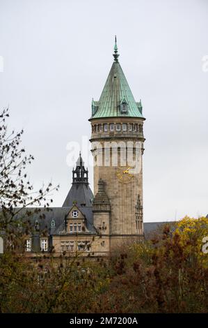 Blick auf die Stadt Luxemburg. Das majestätische Gebäude ist der Hauptsitz der Staatsbank und des Sparfonds (Spuerkeess). Stockfoto