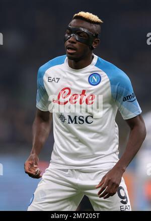 Mailand, Italien, 4. Januar 2023. Victor Osimhen von SSC Napoli schaut beim Spiel der Serie A in Giuseppe Meazza, Mailand, vorbei. Der Bildausdruck sollte lauten: Jonathan Moscrop/Sportimage Stockfoto