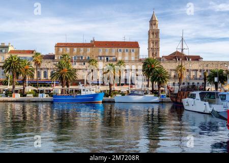 Blick auf die Altstadt von Split mit Schiffen im Hafen, Split, Dalmatien, Kroatien Stockfoto