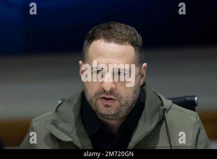 Kiew, Ukraine. 06. Januar 2023. Ukrainischer Stabschef Andriy Yermak, informiert US-Senator Jack Reed und Senator Angus King über die militärische Situation während eines Treffens im Mariinsky-Palast am 6. Januar 2023 in Kiew, Ukraine. Reed ist Vorsitzender des Senatskomitees für bewaffnete Dienste und King ein ranghohes Mitglied. Kredit: Ukrainischer Ratsvorsitz/Pressestelle Des Ukrainischen Präsidenten/Alamy Live News Stockfoto